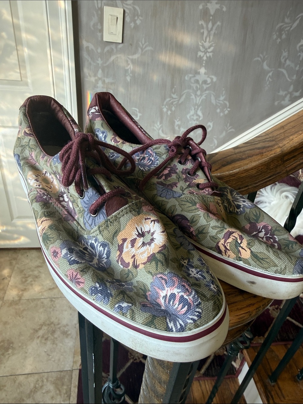 ETIENNE AIGNER ladies vintage floral sneaker very good condition size 10